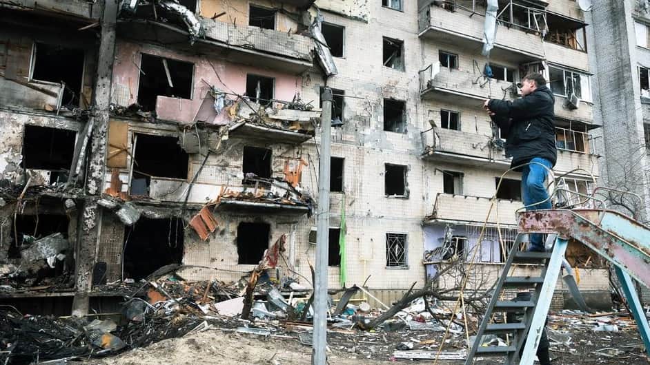 Разрушенный в результате обстрелов жилой дом в Киеве. Фото: ООН
