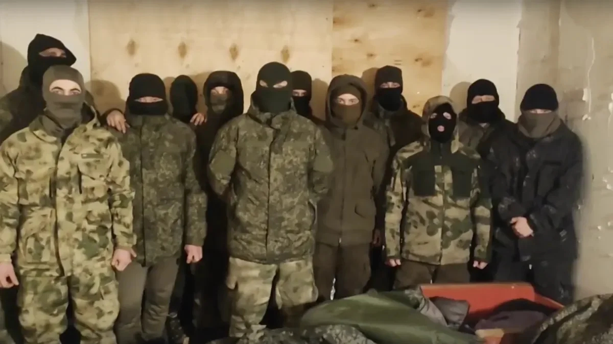 The men in the video / Screenshot: PobedaZAnami_39