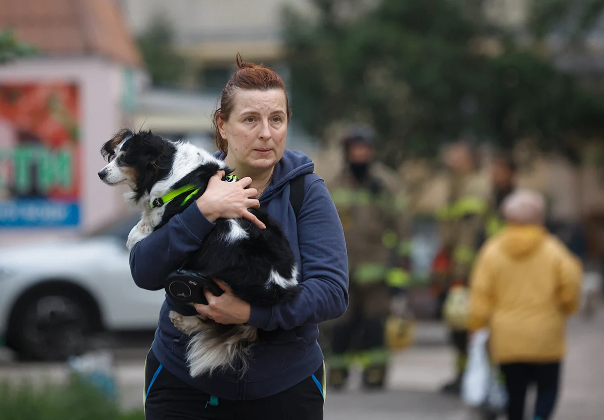 Местная жительница около девятиэтажного жилого дома, атакованного беспилотником. Фото: Sergey Dolzhenko / EPA-EFE