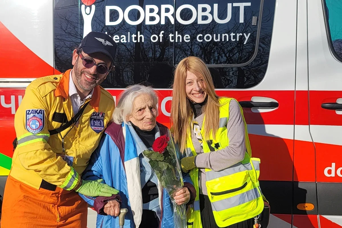 Centenarian Huberhryts with volunteers evacuating her from Kyiv. March 2022. Photo from personal archive