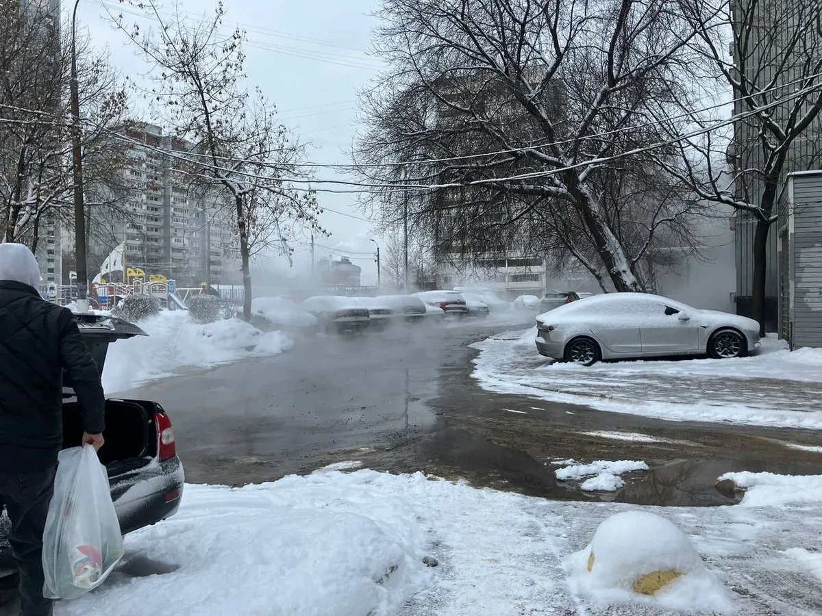 Последствия прорыва трубы в Москве. Фото: «Осторожно, новости» / Telegram