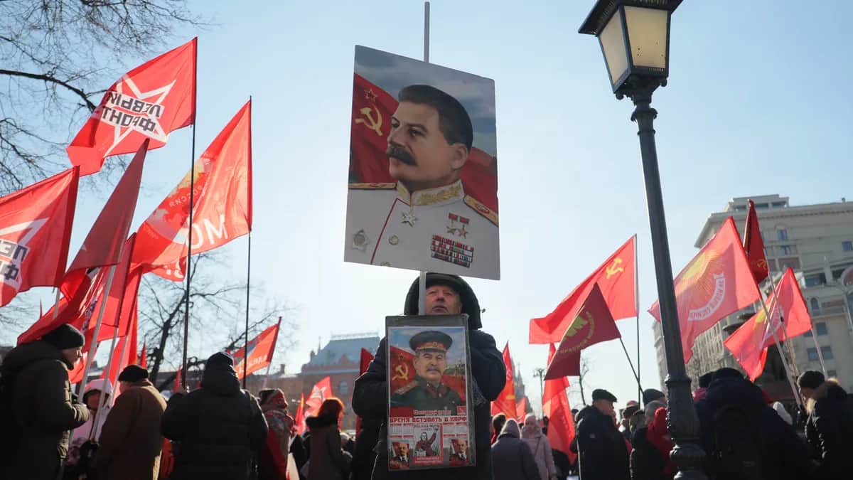 A Communist Party supporter holds portraits of Joseph Stalin during a rally outside the Kremlin in Moscow, Russia, 23 February 2025. Photo: EPA-EFE/MAXIM SHIPENKOV
