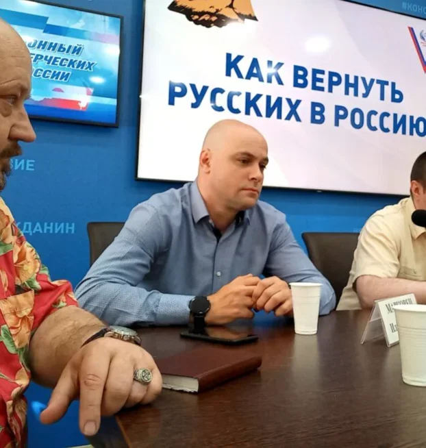 In the centre: Ilya Markovets. Photo: <a href="https://ejednevnik-farser.info/novosti/kak-vernut-russkih-v-rossiyu" rel="noopener noreferrer" title="https://ejednevnik-farser.info/novosti/kak-vernut-russkih-v-rossiyu">ejednevnik-farser.info</a>