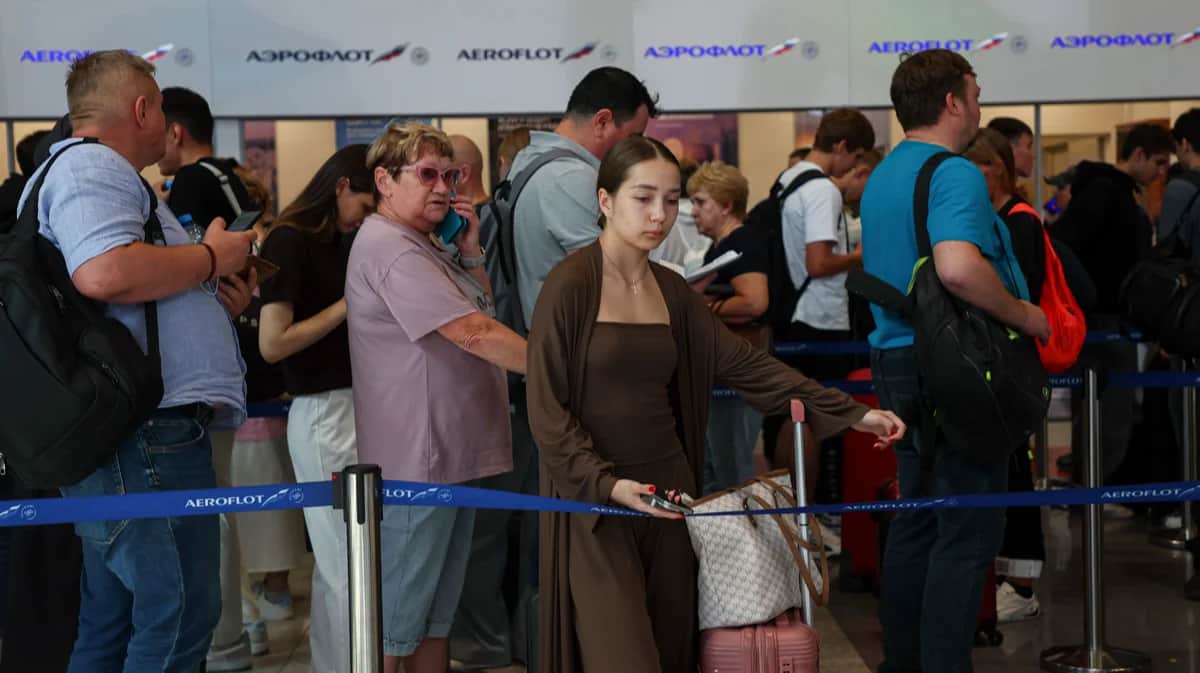 Пассажиры у стоек «Аэрофлота» в аэропорту Шереметьево, 7 июля 2025 года. Фото: Юрий Кочетков / EPA