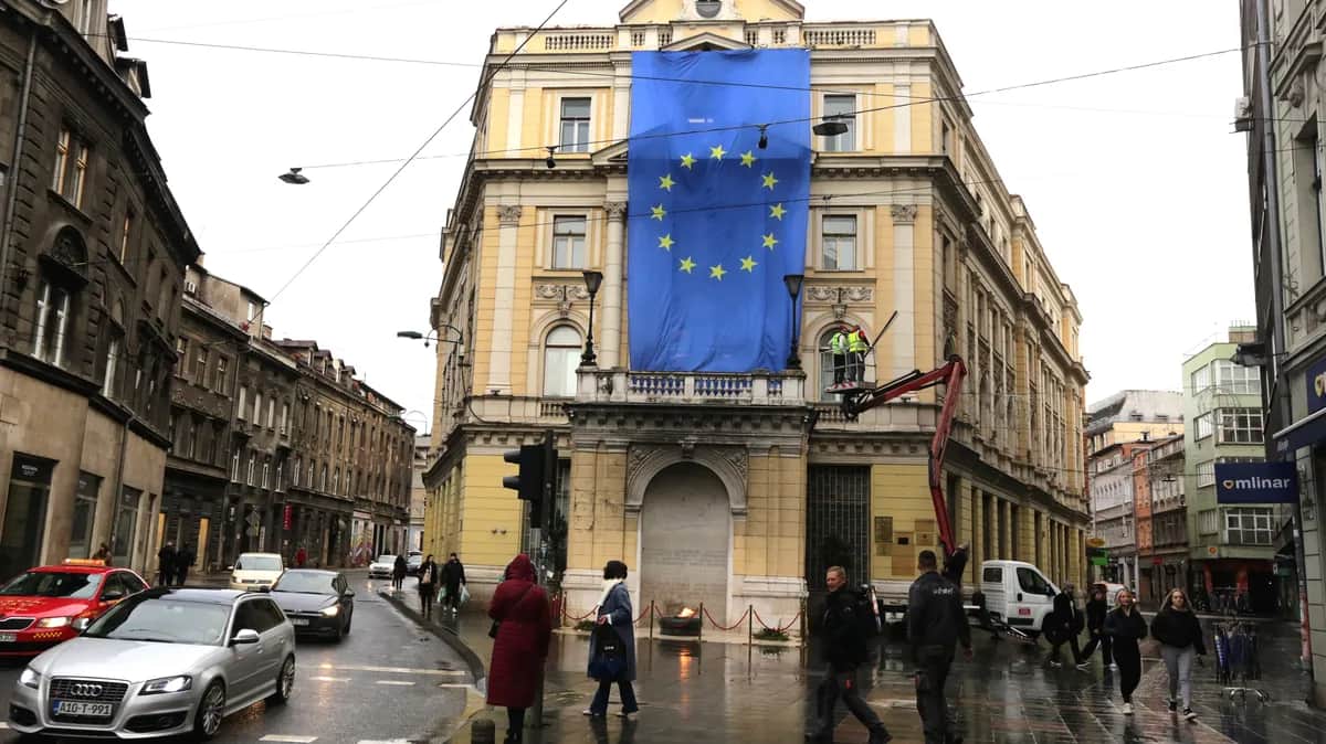 Флаг ЕС свисает с фасада здания в центре Сараево, Босния и Герцеговина. Фото: EPA-EFE/FEHIM DEMIR