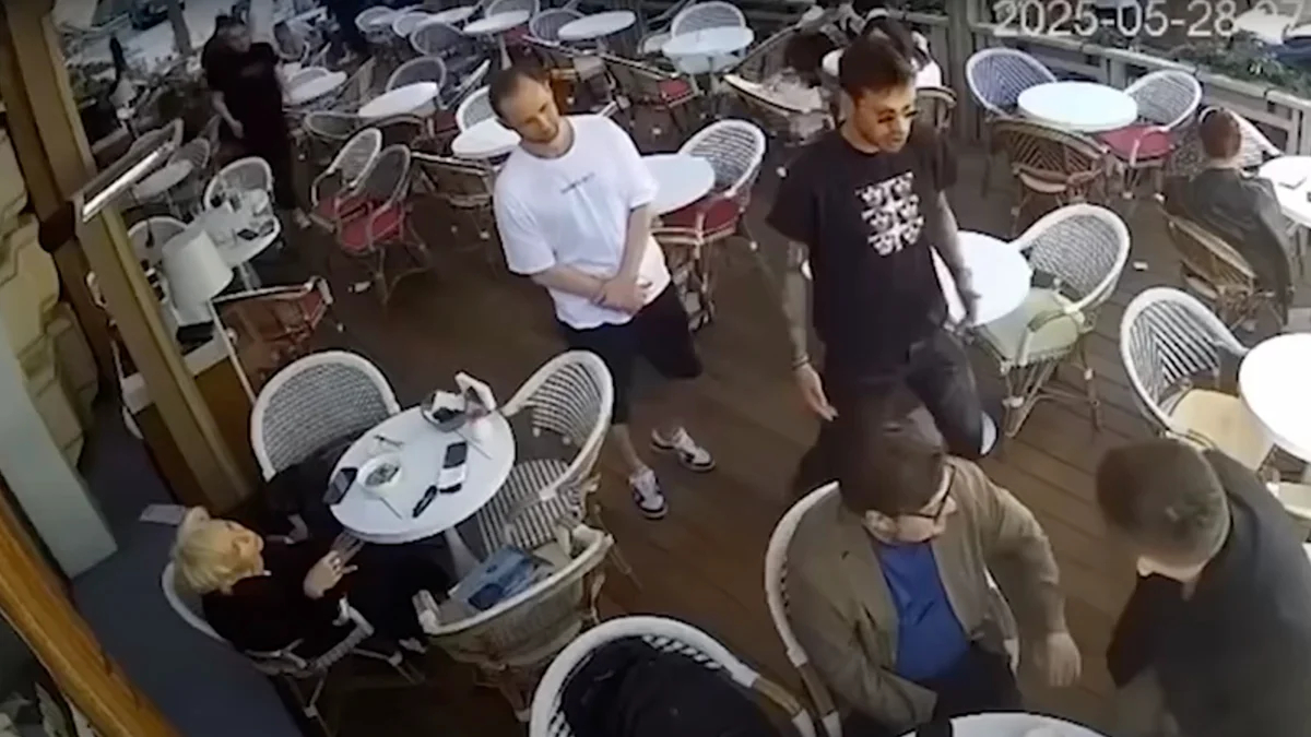 Скриншот видео драки Фёдора Смолова в московской «Кофемании»
