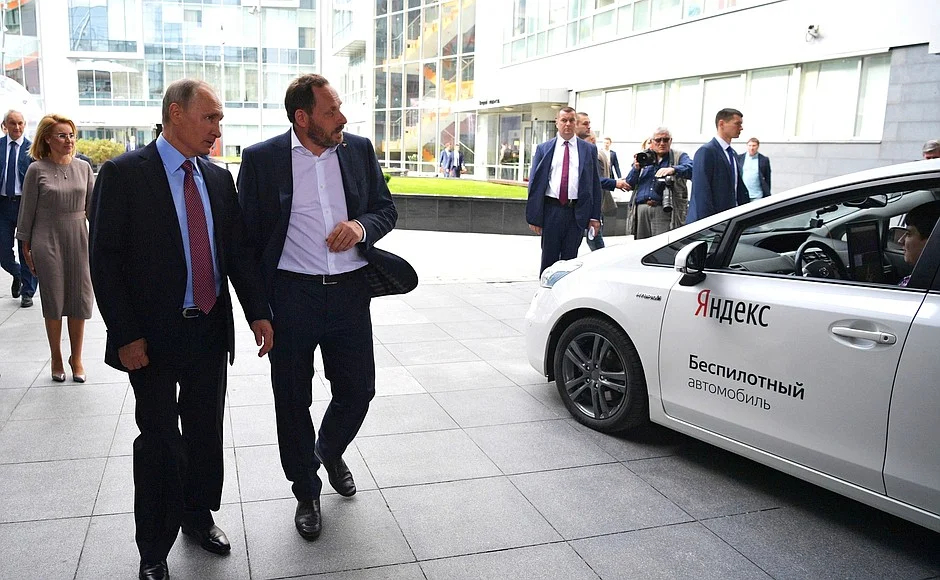 Аркадий Волож демонстрирует прототип беспилотного автомобиля Владимиру Путину в штаб-кватире Яндекса в сентябре 2017-го года. Фото: <a href="https://commons.wikimedia.org/w/index.php?curid=135645529">Wikimedia Commons</a>, CC BY-SA 4.0 