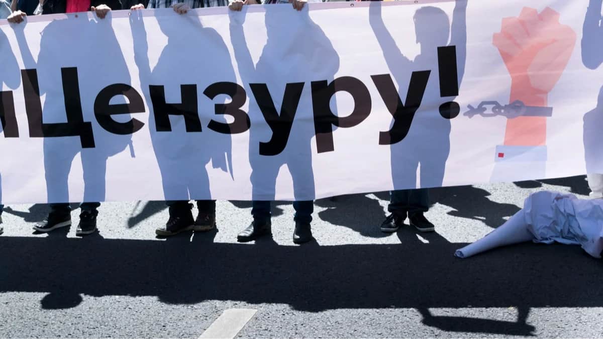 Участники митинга с плакатом «Долой цензуру!» во время шествия против государственной политики в области интернета, Москва, 23 июля 2017 года. Фото: Иван Секретарев / AP / Scanpix / LETA<br>