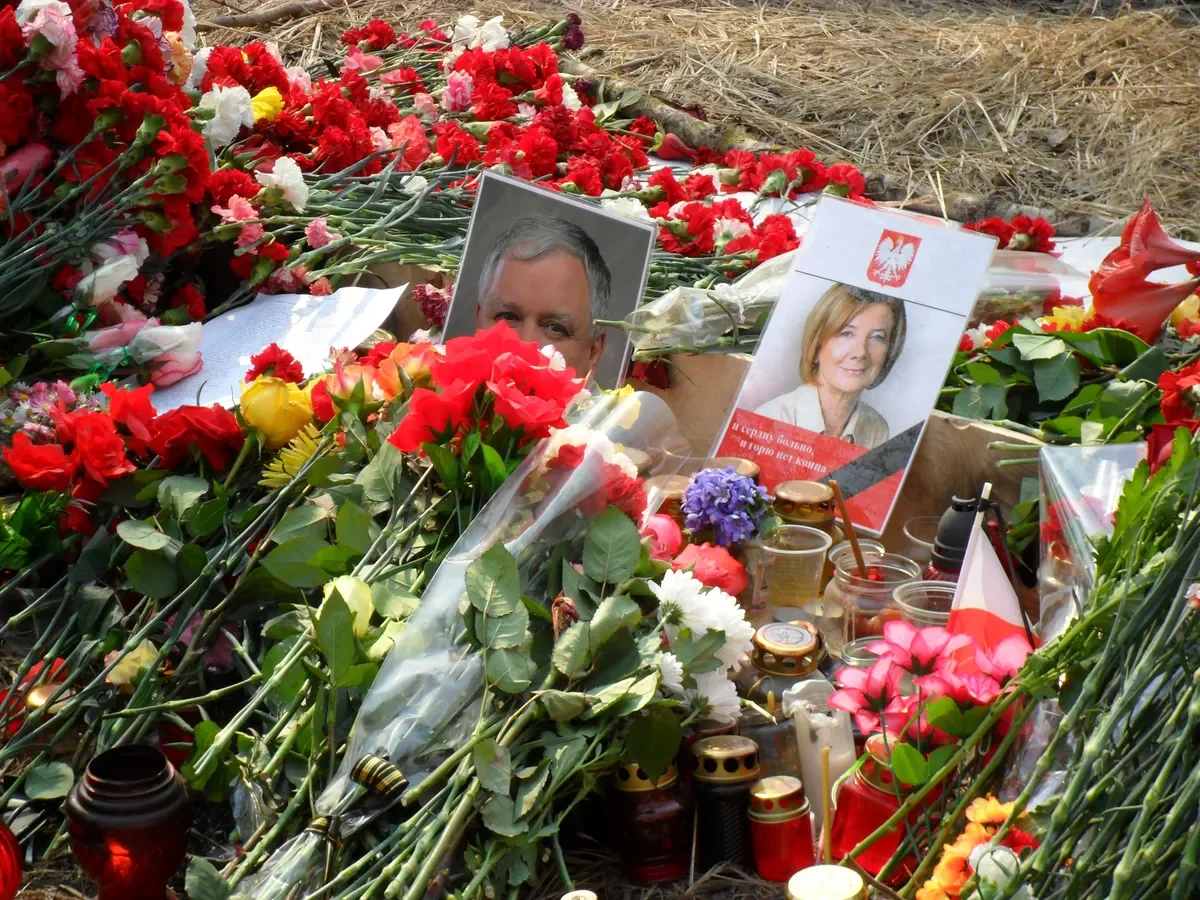 An impromptu memorial in Smolensk near the crash site. Photo: <a href="https://commons.wikimedia.org/w/index.php?curid=9999703" rel="noopener noreferrer" title="https://commons.wikimedia.org/w/index.php?curid=9999703">Wikimedia Commons</a>