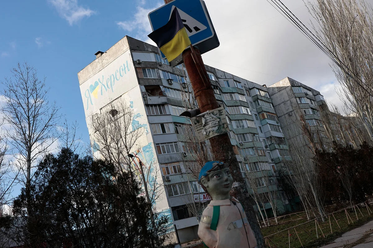 Жилой дом в Корабельном районе Херсона, февраль 2025 года. Фото: Василий Крестьянинов / «Новая Газета Европа»