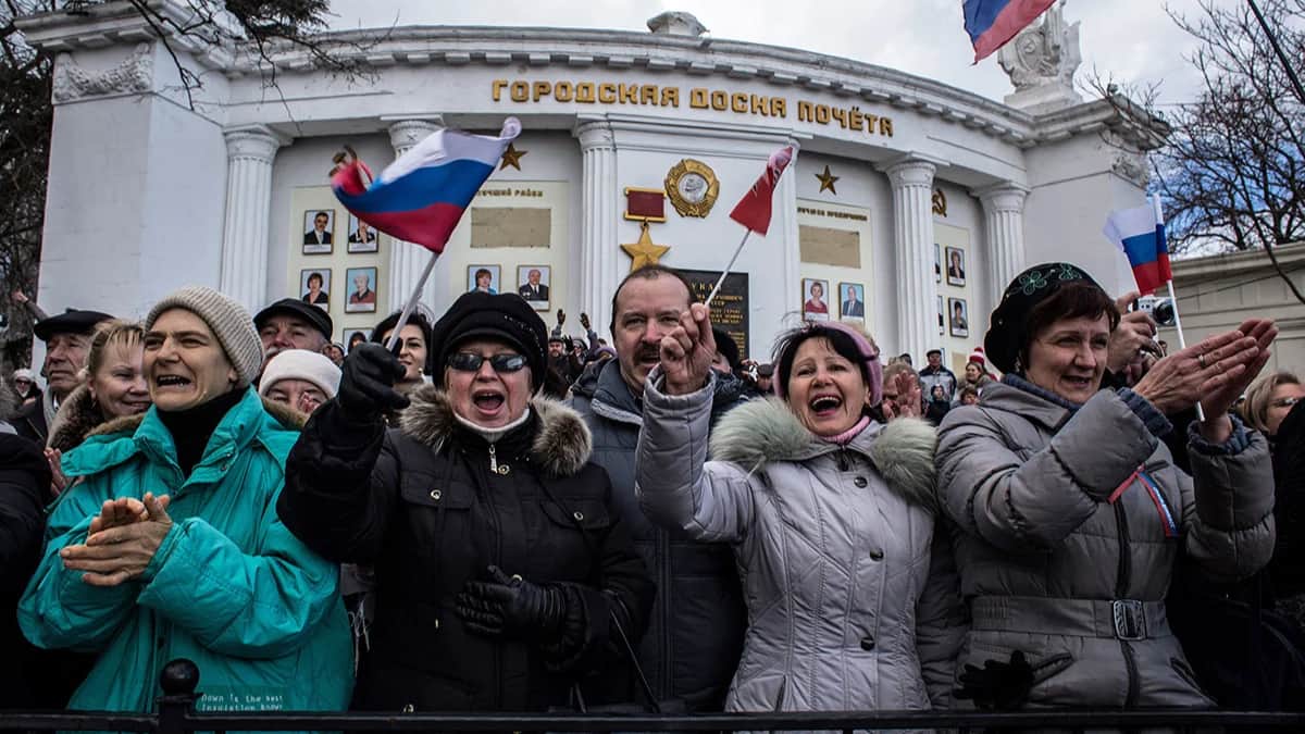 Люди в Севастополе празднуют первую годовщину подписания указа об аннексии Крыма Российской Федерацией 18 марта 2015 года. Фото: Александр Аксаков / Getty Images