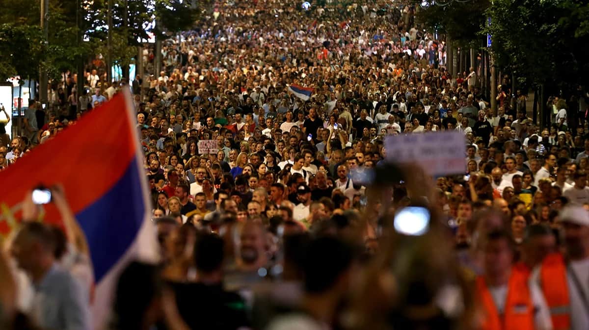 Протестующие во время митинга против планов начать добычу лития в Сербии, в Белграде, Сербия, 10 августа 2024 года.&nbsp;Фото: Andrej Cukic / EPA-EFE