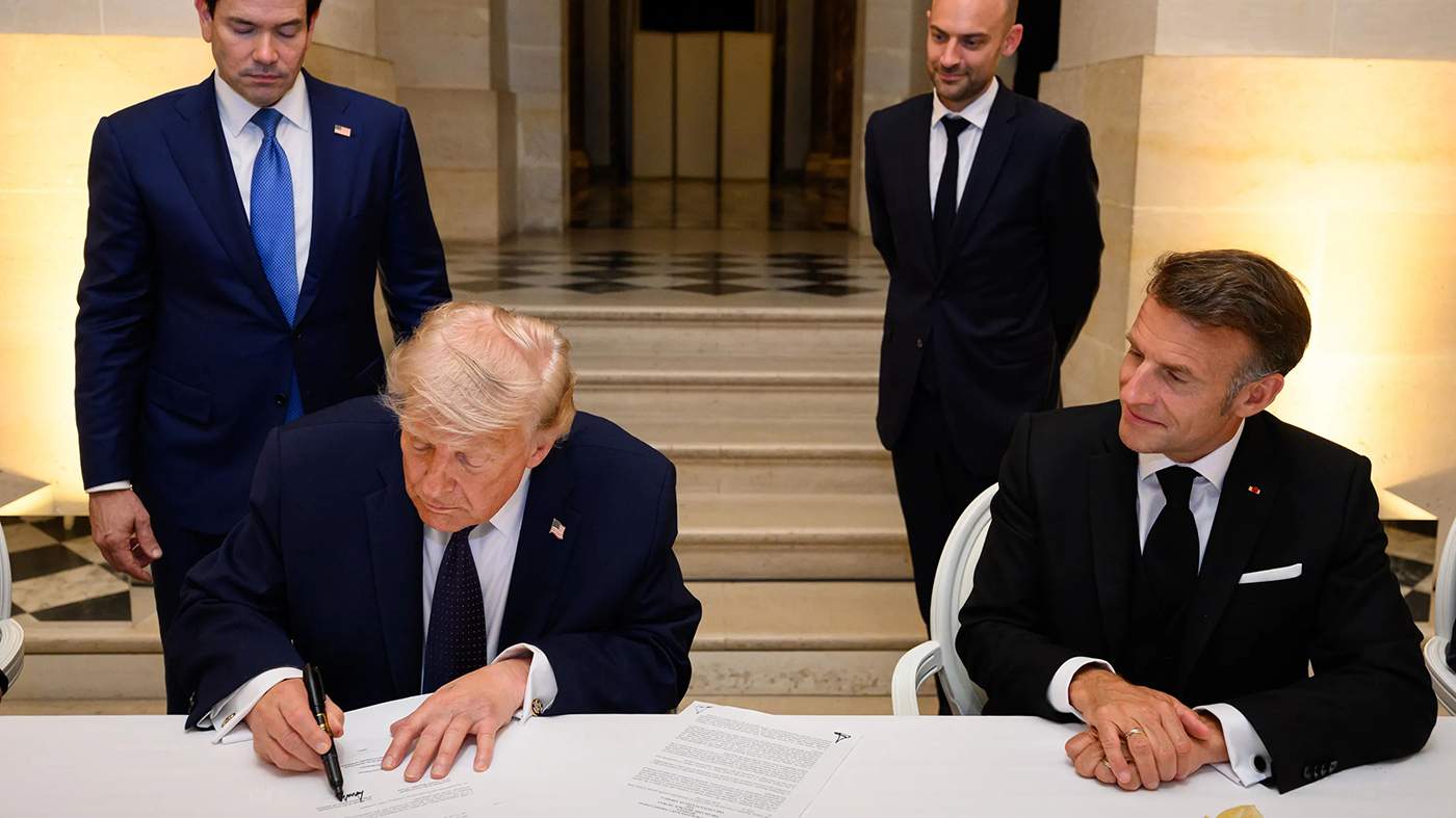 Дональд Трамп подписывает Меморандум о взаимопонимании между Исламской Республикой Иран и Соединенными Штатами Америки в Версальском дворце 17 июня 2026 года в Версале, Франция. Фото: Daniel Torok / White House / ZUMA Press / Scanpix / LETA