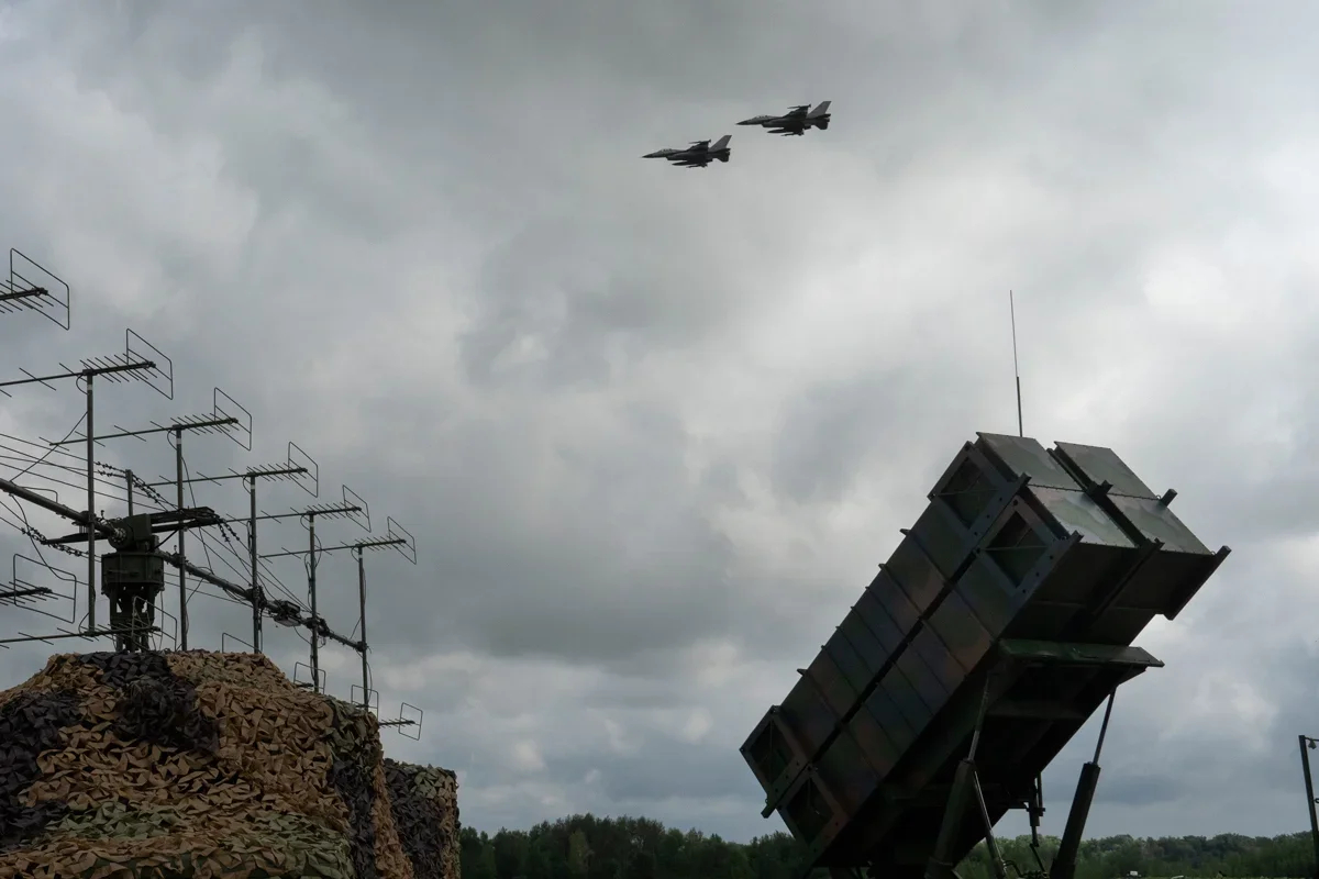 F-16 fighter jets fly over a Patriot air defence system, Ukraine, 4 August 2024. Photo: Efrem Lukatsky / AP Photo / Scanpix / LETA
