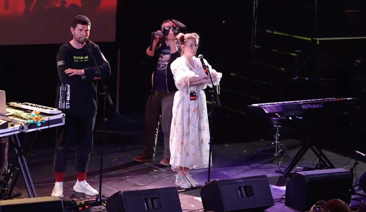Благотворительный концерт Монеточки и Noize MC. Фото: скрин <a href="https://www.youtube.com/watch?v=0z4v14SN5NU&amp;t=3515s">видео</a>