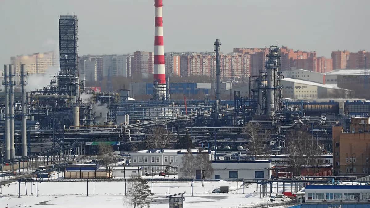 The Gazpromneft Moscow Petroleum Refinery, 4 April 2022. Photo: EPA/MAXIM SHIPENKOV<br>