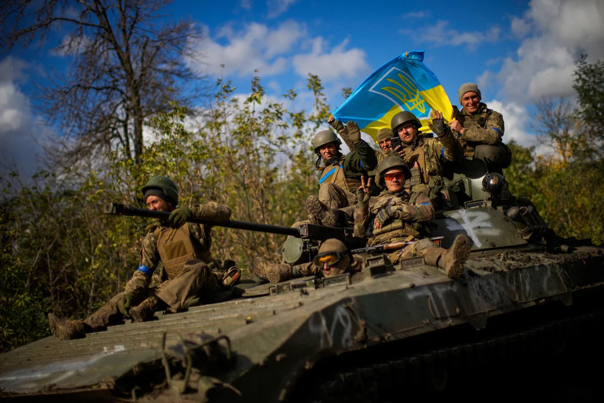 Украинские военнослужащие едут на танке по дороге между Изюмом и Лиманом, Украина, 4 октября 2022 года. Фото: Francisco Seco / AP Photo / Scanpix / LETA