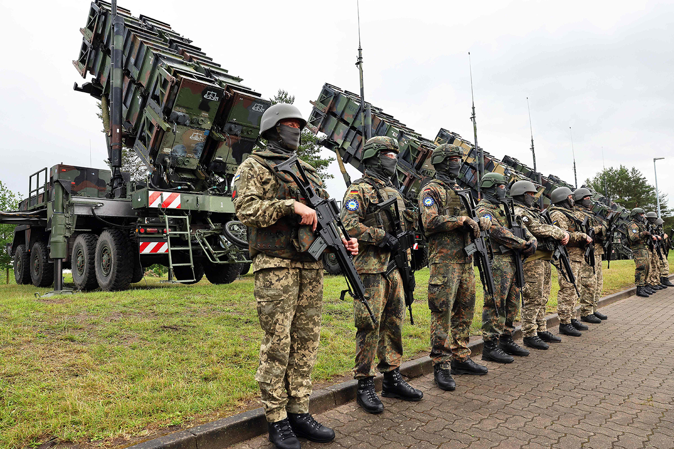 Украинские военнослужащие проходят обучение на ЗРК Patriot на военном полигоне в Мекленбурге, на северо-востоке Германии, 11 июня 2024 года. Фото: Jens Büttner / AFP / Scanpix / LETA