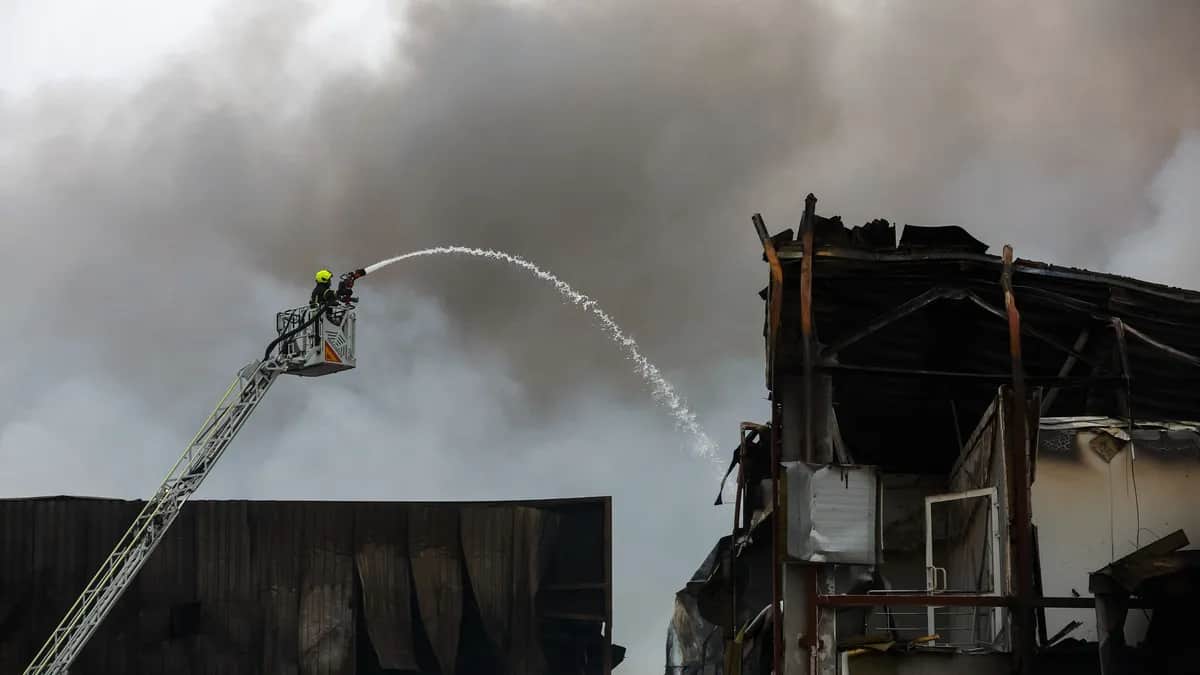 <p id="chnu4nc45">Firefighters tackle a blaze at the site of a Russian missile strike on Kyiv, Ukraine, 25 October 2025. Photo: EPA / Sergey Dolzhenko