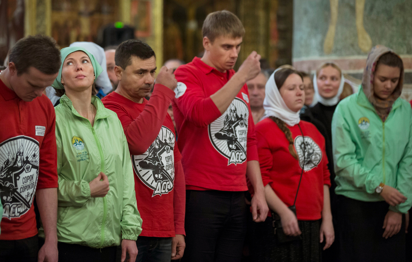 Активисты православного общественного движения «Сорок сороков» молятся во время богослужения по случаю Дня народного единства в Успенском соборе. Москва. 4 ноября 2015 года. Фото: Александр Земляниченко / AP / Scanpix / LETA