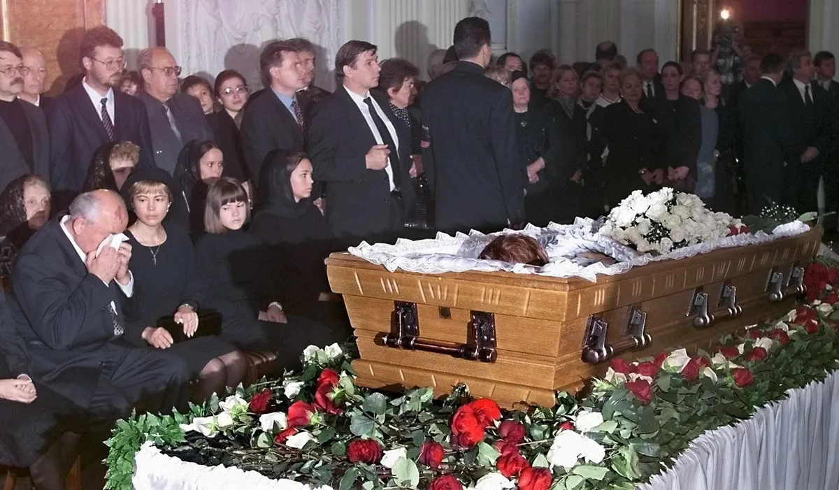 Михаил Горбачев на похоронах Раисы Горбачевой. Москва, 1999 г. Фото: EPA/Sergey Chirikov