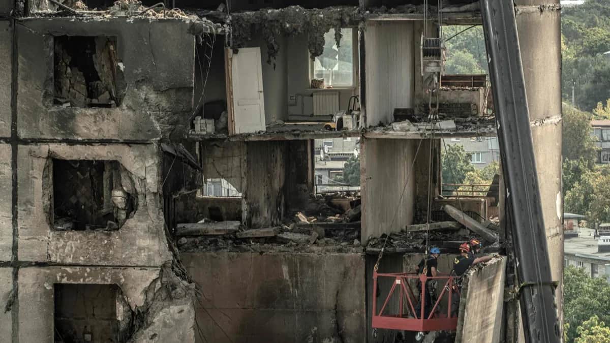 A view of a residential building after firefighters extinguished a fire after a Russian bomb hit Kharkiv, 30 August 2024. Photo: Ivan Samoilov / AFP / Scanpix / LETA