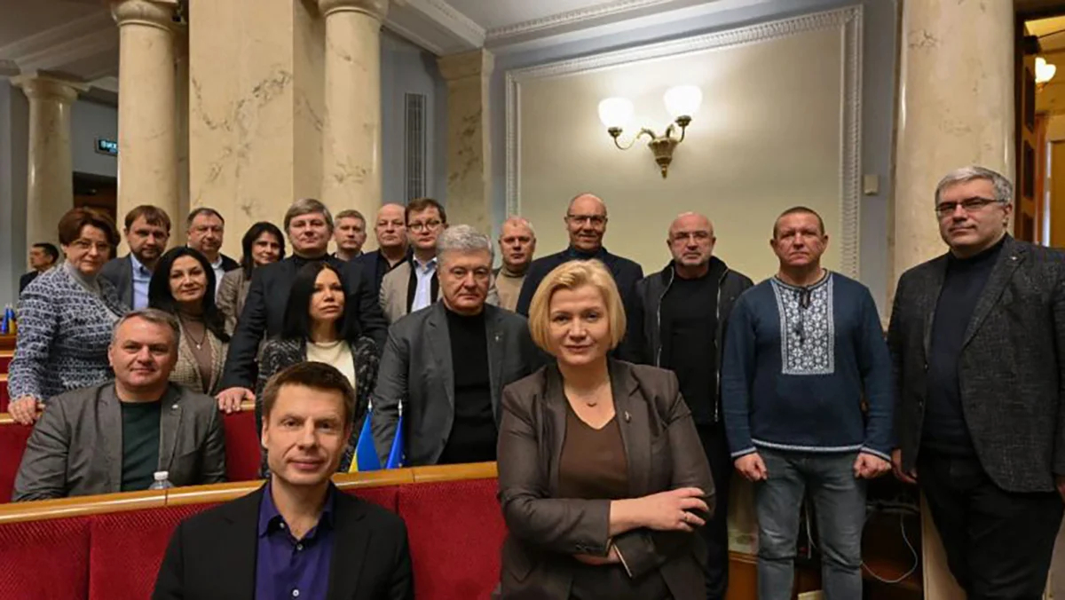 Андрей Парубий, Петр Порошенко, Ирина Геращенко и другие члены партии «Европейская солидарность». Фото: <a data-sk="tooltip_parent" data-stringify-link="http://eurosolidarity.org" href="http://eurosolidarity.org/" rel="noopener noreferrer" target="_blank">eurosolidarity.org</a>