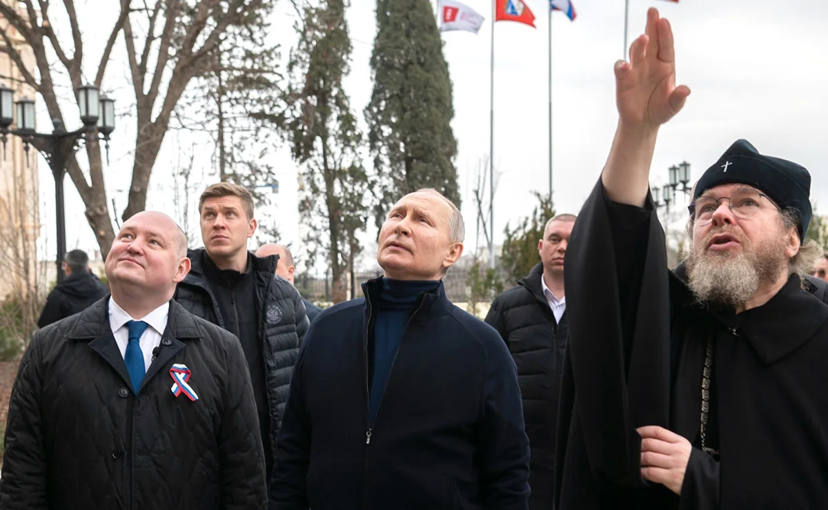 Владимир Путин с Михаилом Развожаевым и митрополитом Тихоном во время посещения историко-археологического парка «Херсонес Таврический». Фото: Анна Садовникова / <a data-sk="tooltip_parent" data-stringify-link="http://kremlin.ru/events/president/trips/70947/photos" href="http://kremlin.ru/events/president/trips/70947/photos" rel="noopener noreferrer" target="_blank">Kremlin</a>
