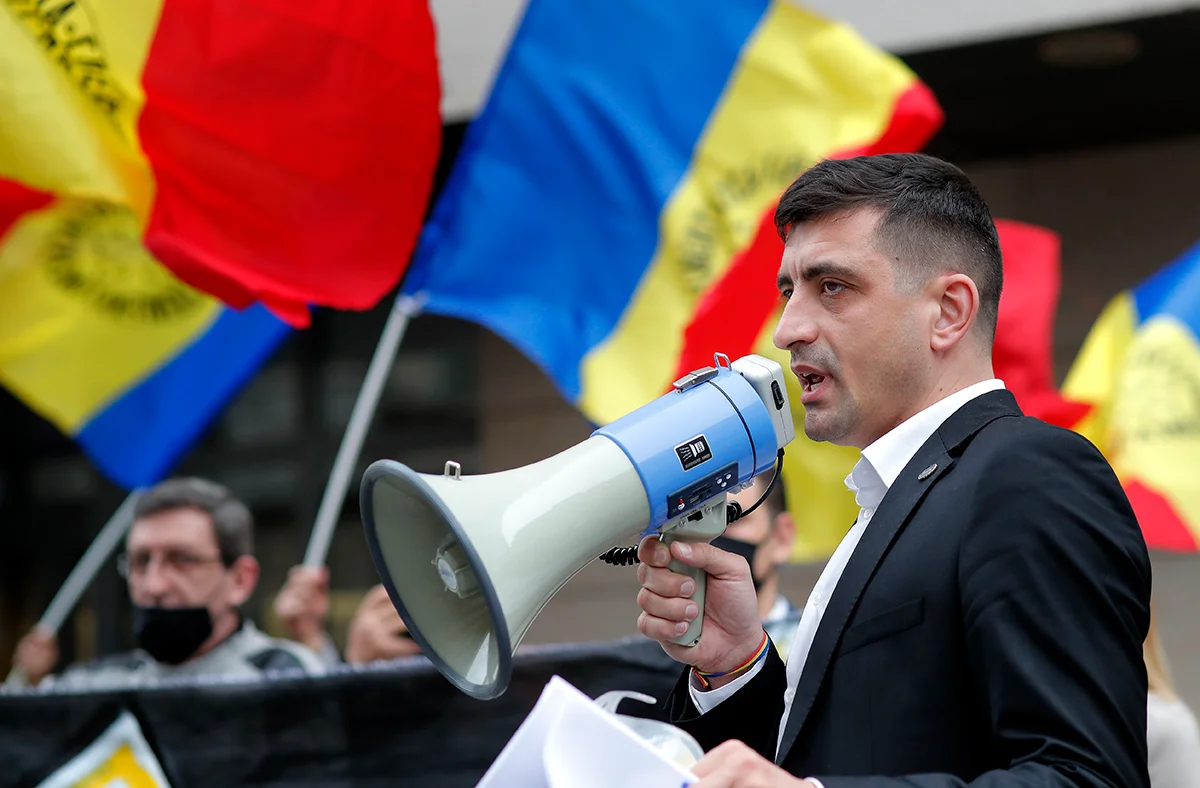 Румынский политик Джордж Симион, лидер партии «Альянс за единство румын» (AUR) во время акции протеста перед зданием Министерства здравоохранения в Бухаресте, Румыния, 13 апреля 2021 года. Фото: Robert Ghement / EPA-EFE