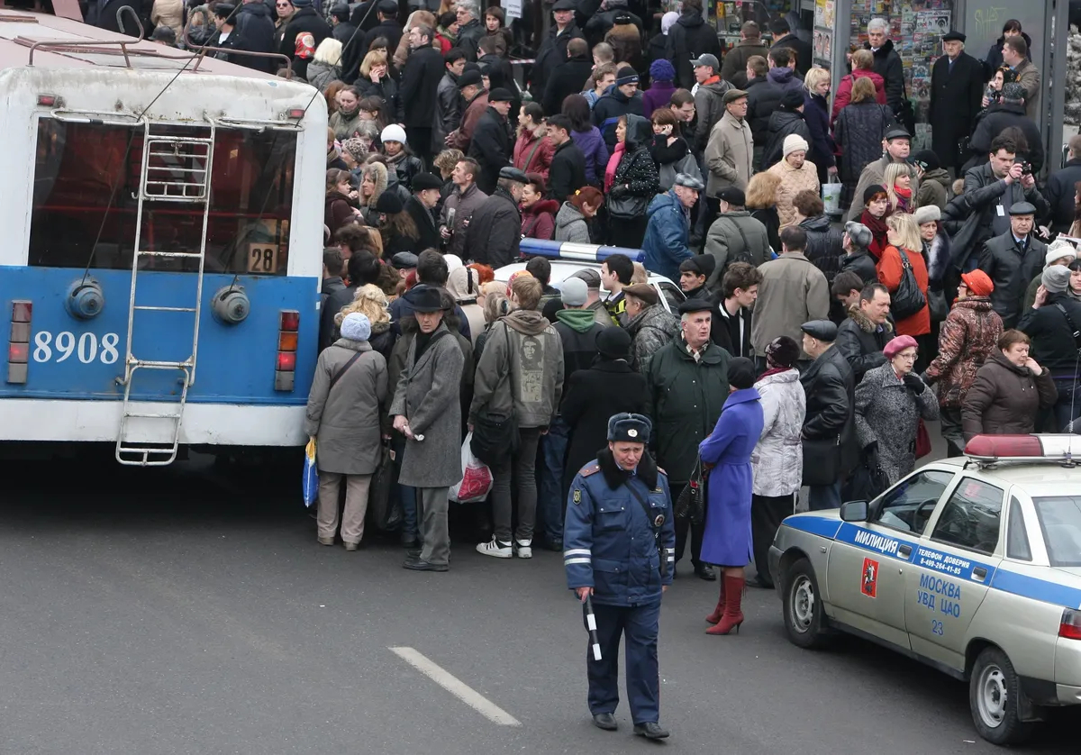 Сотни пассажиров столпились вокруг автобусной остановки возле станции метро «Парк культуры» после взрыва бомбы в Москве, Россия, 29 марта 2010 года. Фото: Виктор Васенин/EPA/ROSSIYSKAYA GAZETA