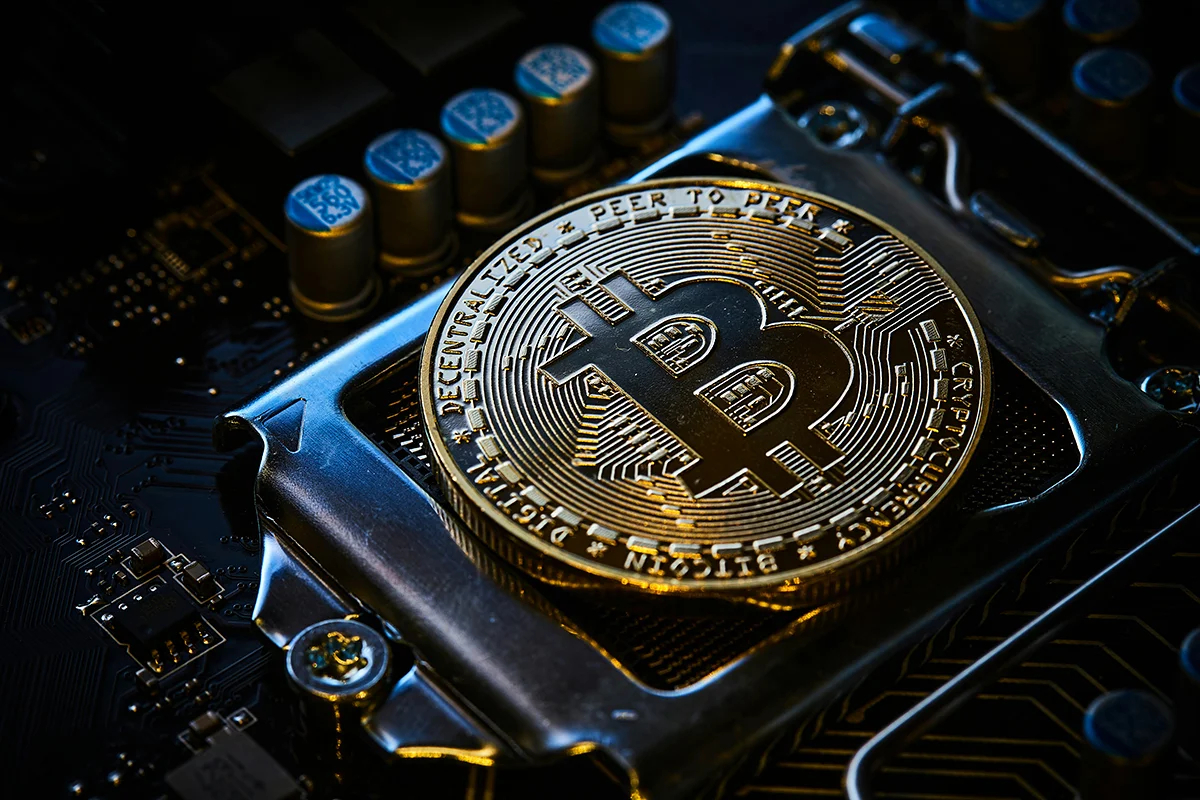 Биткойн на материнской плате компьютера. Фото: Michael Förtsch / <a data-sk="tooltip_parent" data-stringify-link="http://unsplash.com" href="http://unsplash.com/" rel="noopener noreferrer" target="_blank">unsplash.com</a>