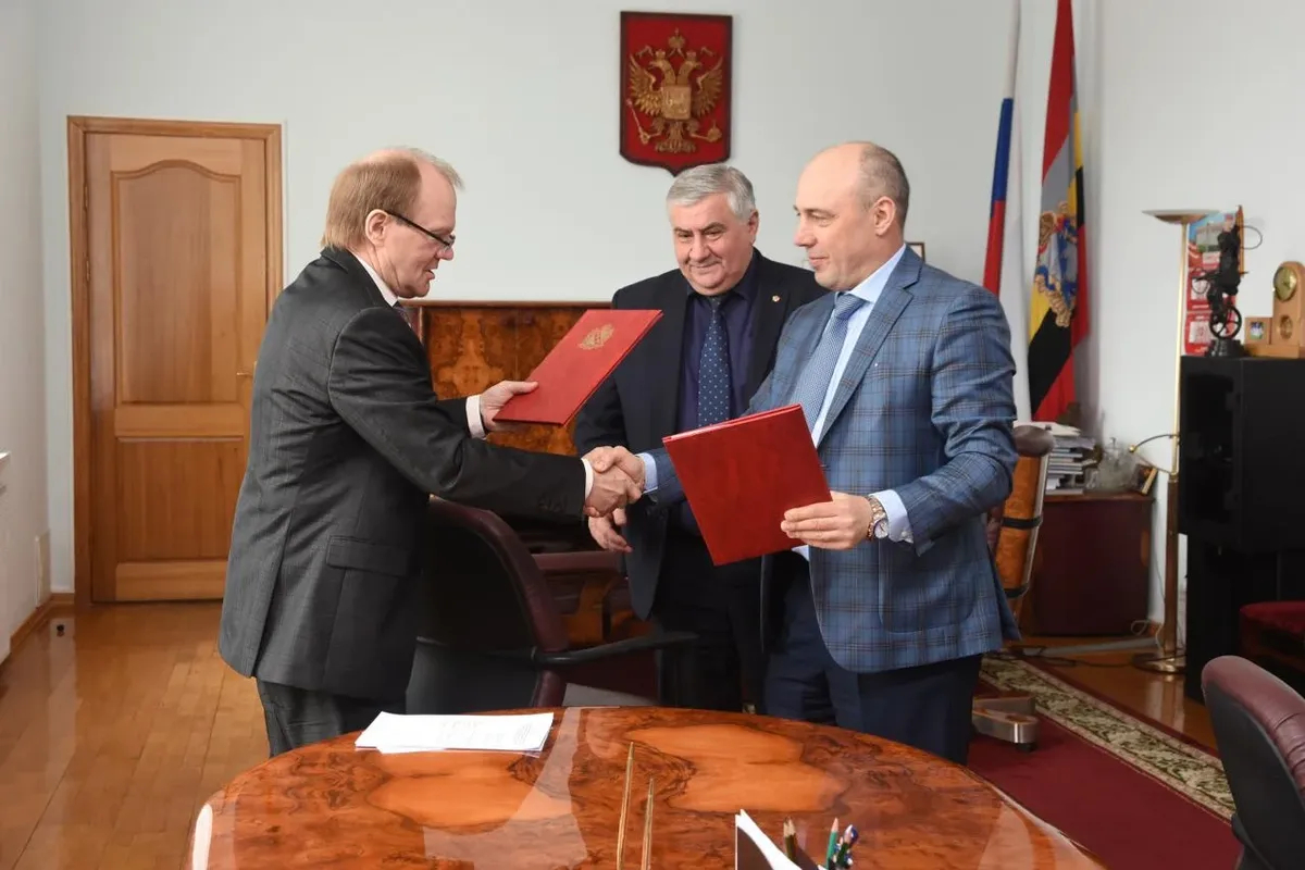 Анатолий Яблонский (справа). Фото: <a href="https://kursk.ru/news/22599-bank-avangard-v-blizhayshie-tri-goda-planiruet-investirovat-v-apk-regiona-3-9-milliarda-rubley/" target="_blank">Официальный сайт Губернатора и Правительства Курской области</a>