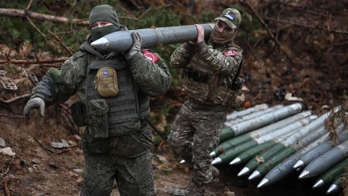 Российские военнослужащие&nbsp; несут снаряд для системы залпового огня «Град» в Донецкой области Украины, 17 ноября 2023 года. Фото: Станислав Красильников / Спутник / Imago Images / SNA / Scanpix / LETA