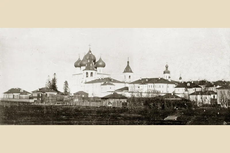 Холмогоры, вид на Спасо-Преображенский собор и Успенский монастырь. 1918 год. Фото: <a href="https://karta.psmb.ru/karta/placefull/kholmogorskii-lpr-lager-prinuditelnykh-rabot/">karta.psmb.ru</a>