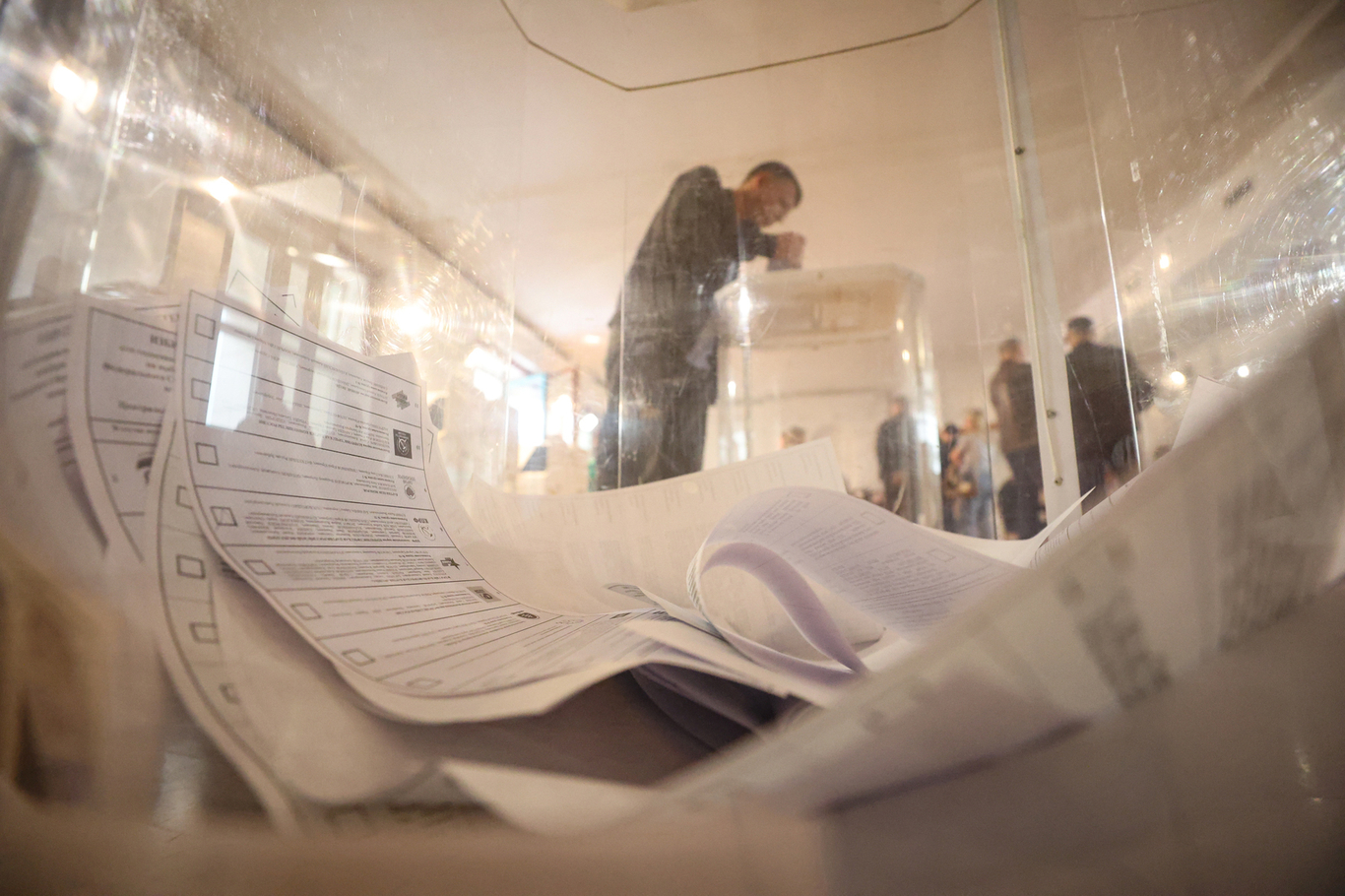 Урна с бюллетенями на избирательном участке. Москва. 18 сентября 2026 года. Фото: Максим Шипенков / EPA