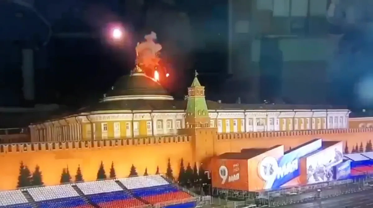 Момент атаки двух БПЛА на Кремль в мае 2023-го года. Скриншот видео: соцсети
