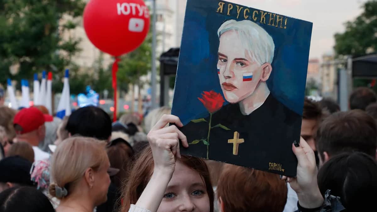 Митинг против блокировки аккаунтов российских пользователей YouTube перед посольством США в Москве, Россия, 19 июля 2024 года. Фото: Максим Шипенков / EPA-EFE