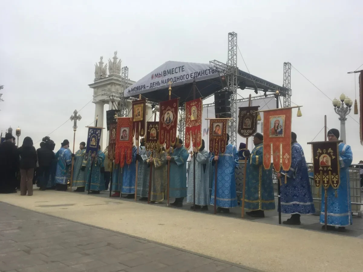 The stage on the embankment. Photo by Irina Tumakova for Novaya Gazeta Europe