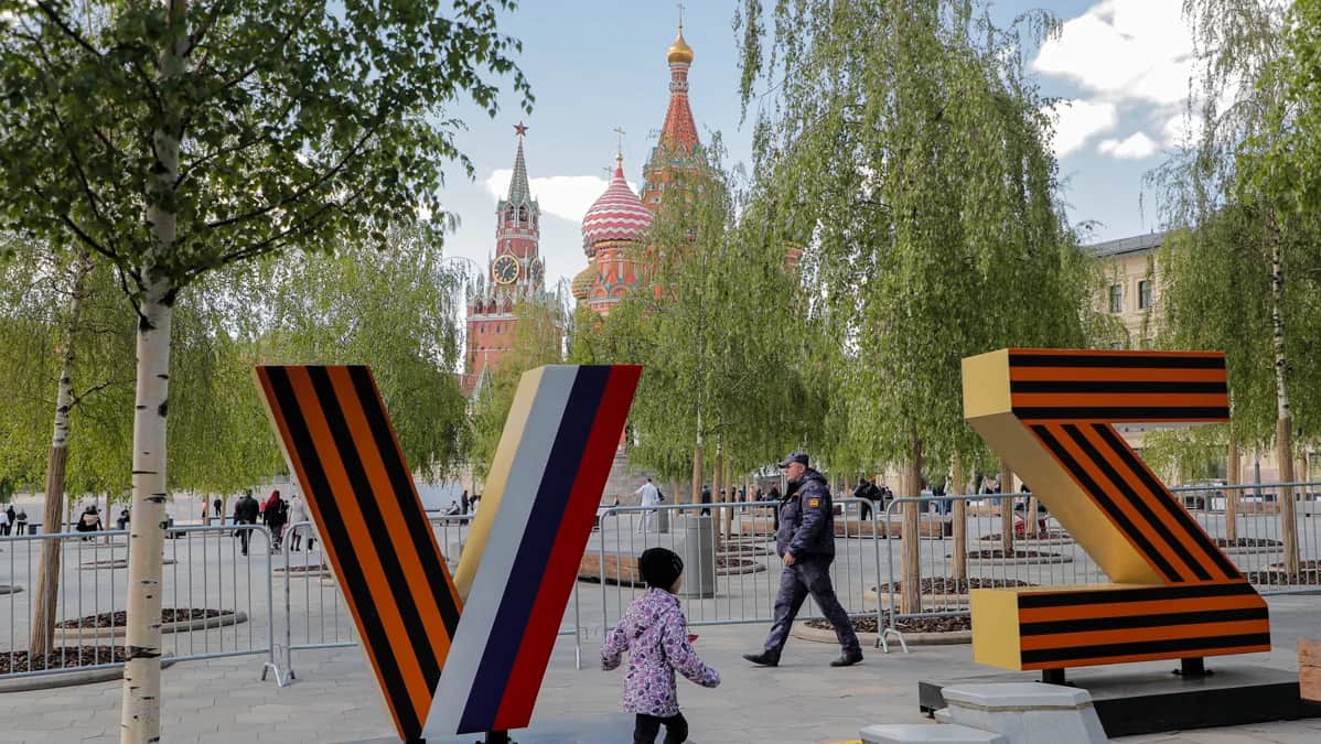 Буквы «V» и «Z» на фоне московского Кремля, 4 мая 2023 года. Фото: Максим Шипенков / EPA-EFE
