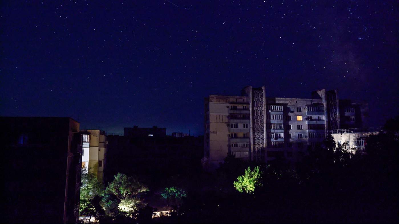 Жилые дома ночью во время отключения электроэнергии, Евпатория, Крым, 23 июня 2026 года. Фото: Alexey Pavlishak / REUTERS / Scanpix / LETA
