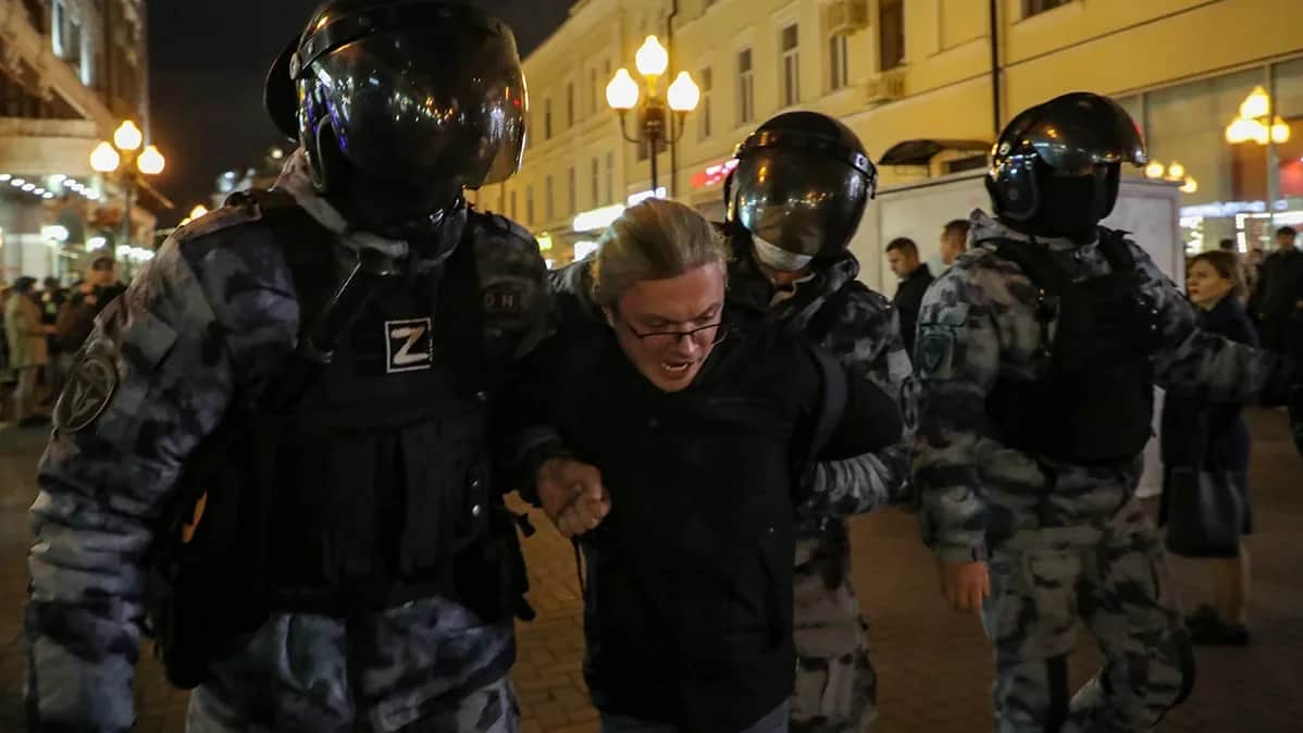 Police detaining a protester in Moscow, September 2022. Photo: Maxim Shipenkov / EPA-EFE
