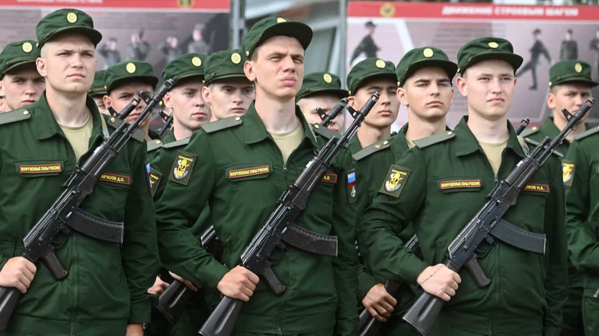 Призывники дают присягу в учебном центре войск радиационной, химической и биологической защиты России в Московской области, 3 августа 2024 года. Фото: Михаил Воскресенский / Спутник / Imago Images / SNA / Scanpix / LETA