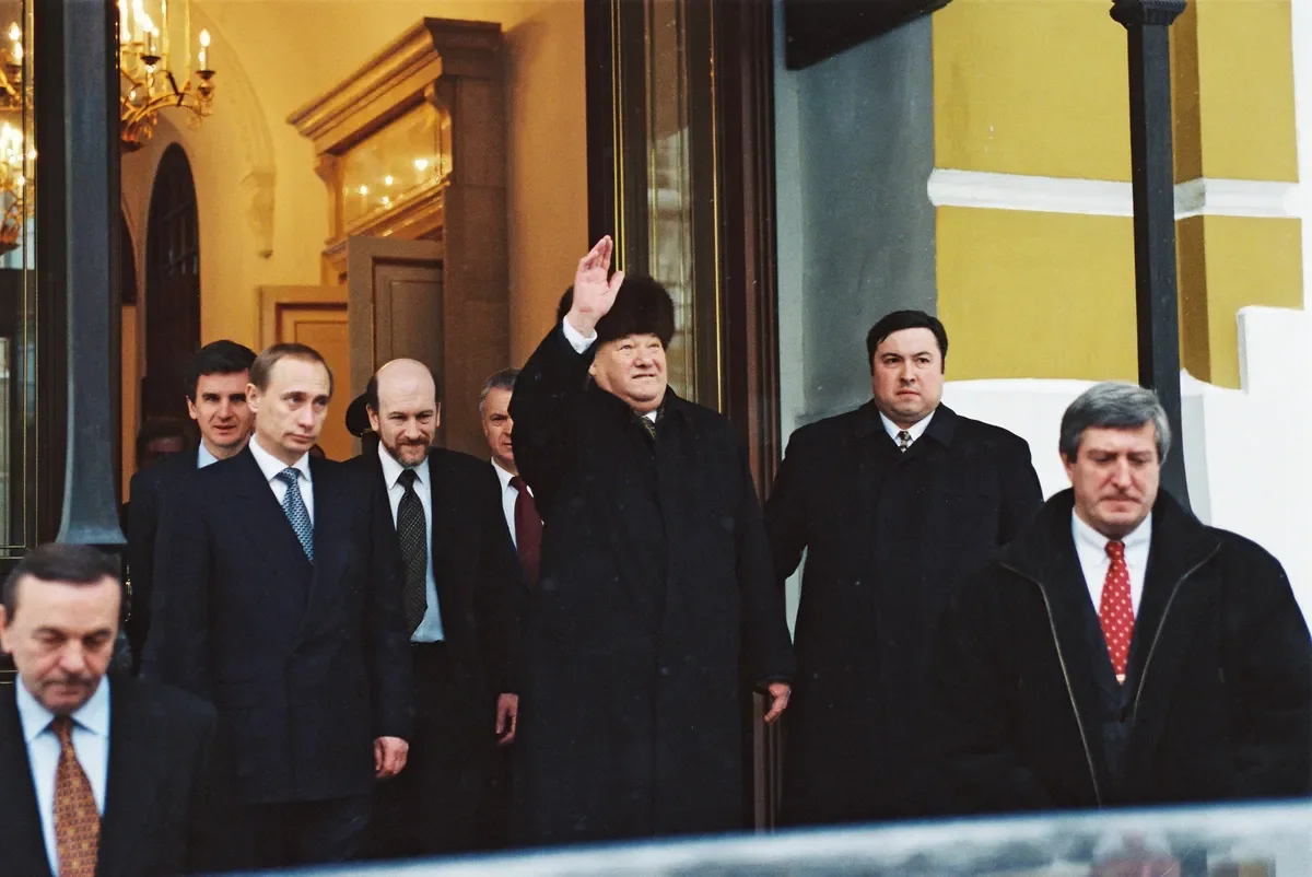 Vladimir Putin, head of the Presidential Administration Alexander Voloshin and Boris Yeltsin leaving the Kremlin. December 31, 1999. Photo: Credit: Wikimedia Commons / Kremlin.ru