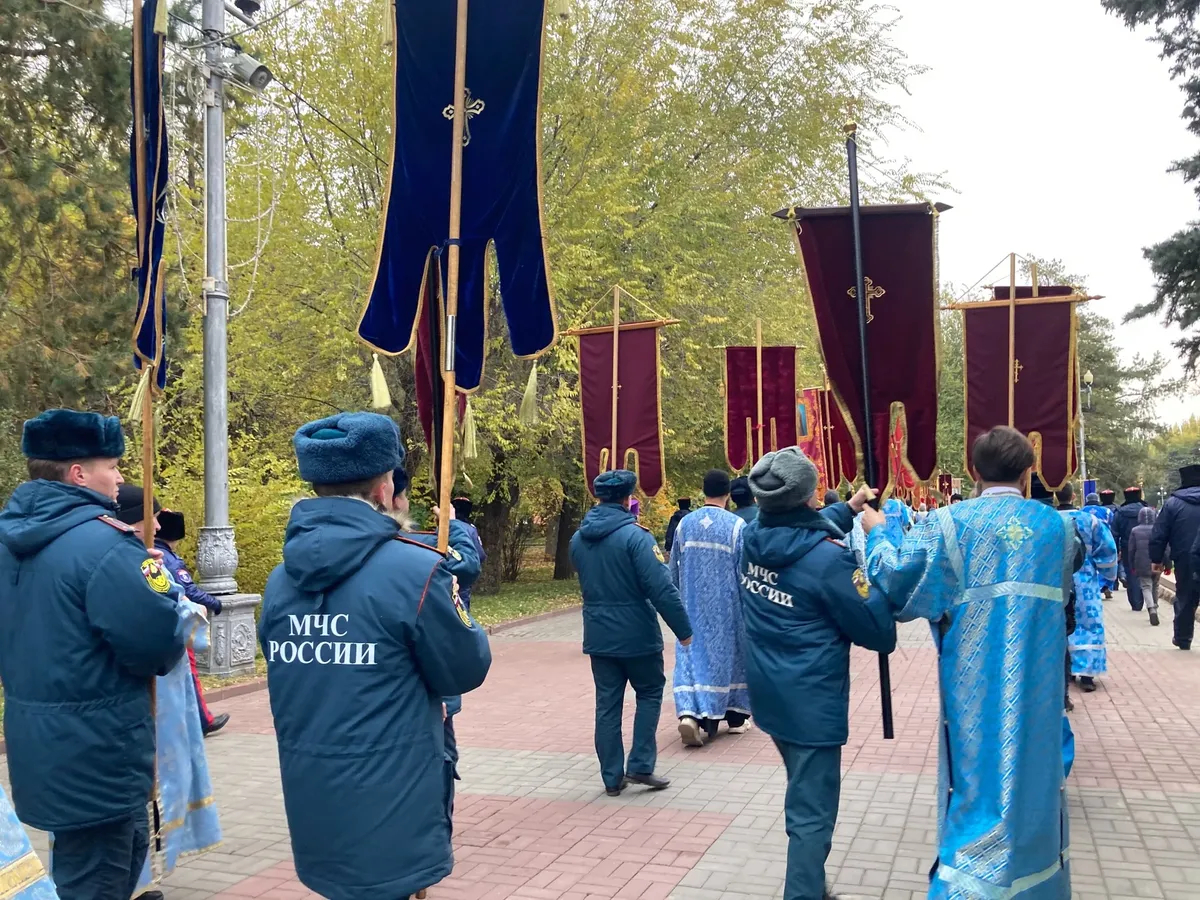 Сотрудники МЧС несут хоругви во время крестного хода. Фото: Ирина Купряхина, для «Новой газеты Европа»