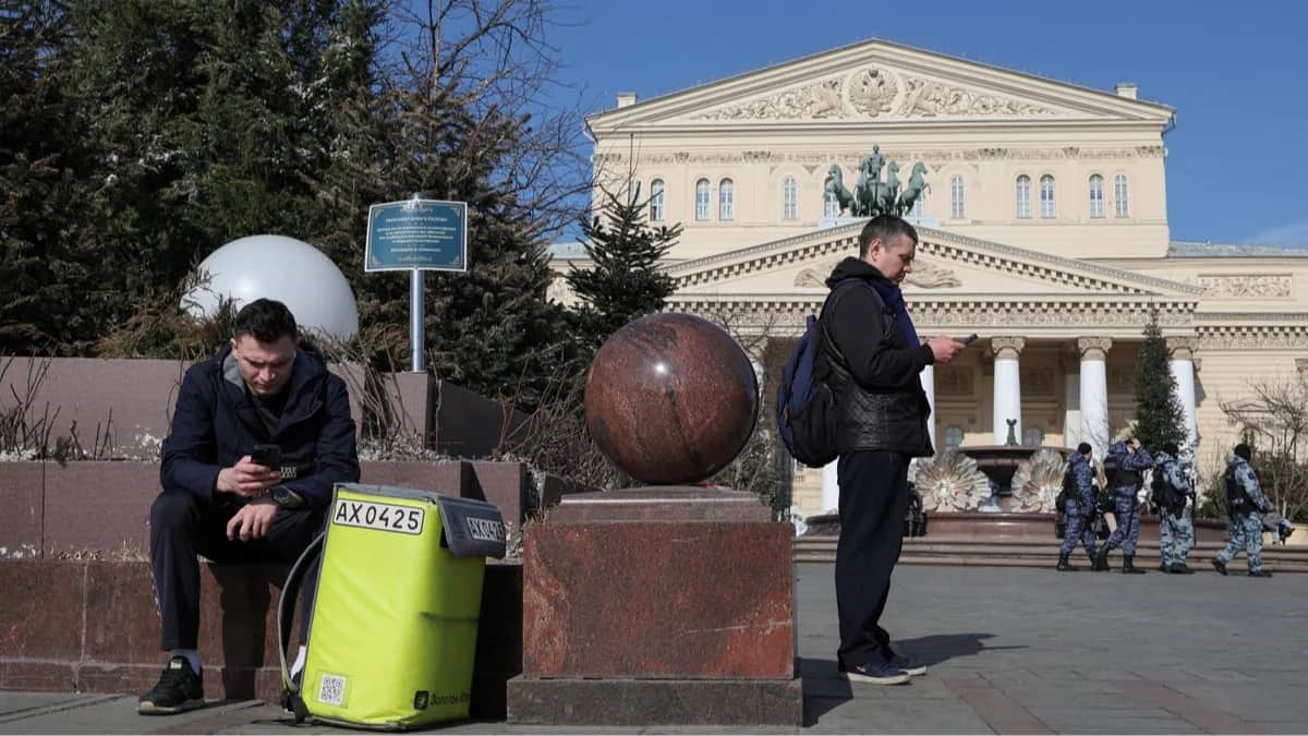 Прохожие перед зданием Большого театра в Москве, 17 марта 2026 года. Фото: Рамиль Ситдиков / Reuters / Scanpix / LETA<br>