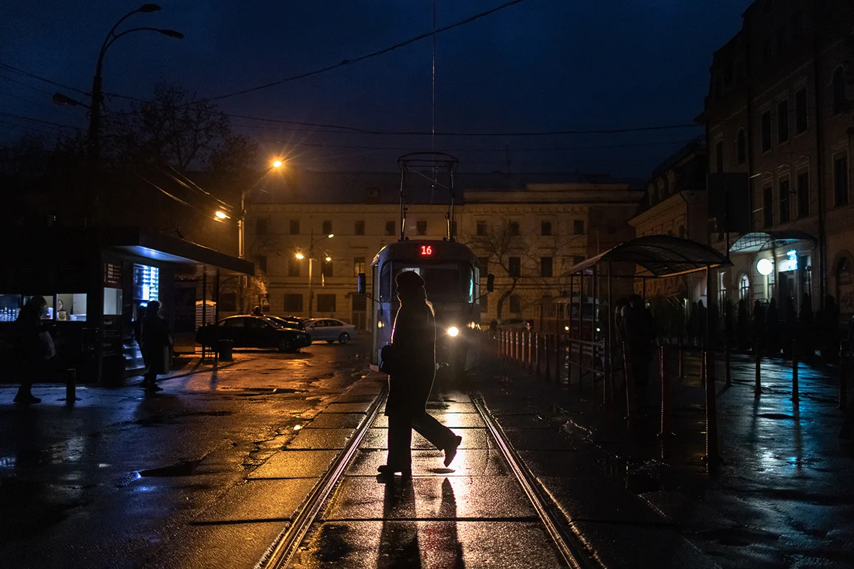 Во время продолжающихся отключений электроэнергии в Киеве, Украина, 6 ноября 2022 года. Фото: Roman Pilipey / EPA-EFE