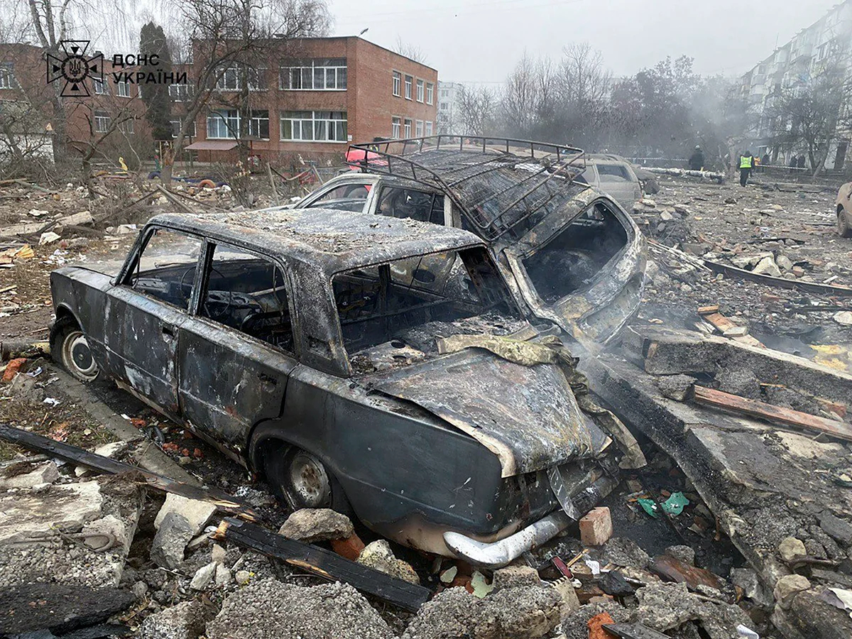 Разрушения на месте ракетного удара в Полтаве, Украина, 1 февраля 2025 года. Фото: Государственная Служба по Чрезвычайным Ситуациям / EPA-EFE