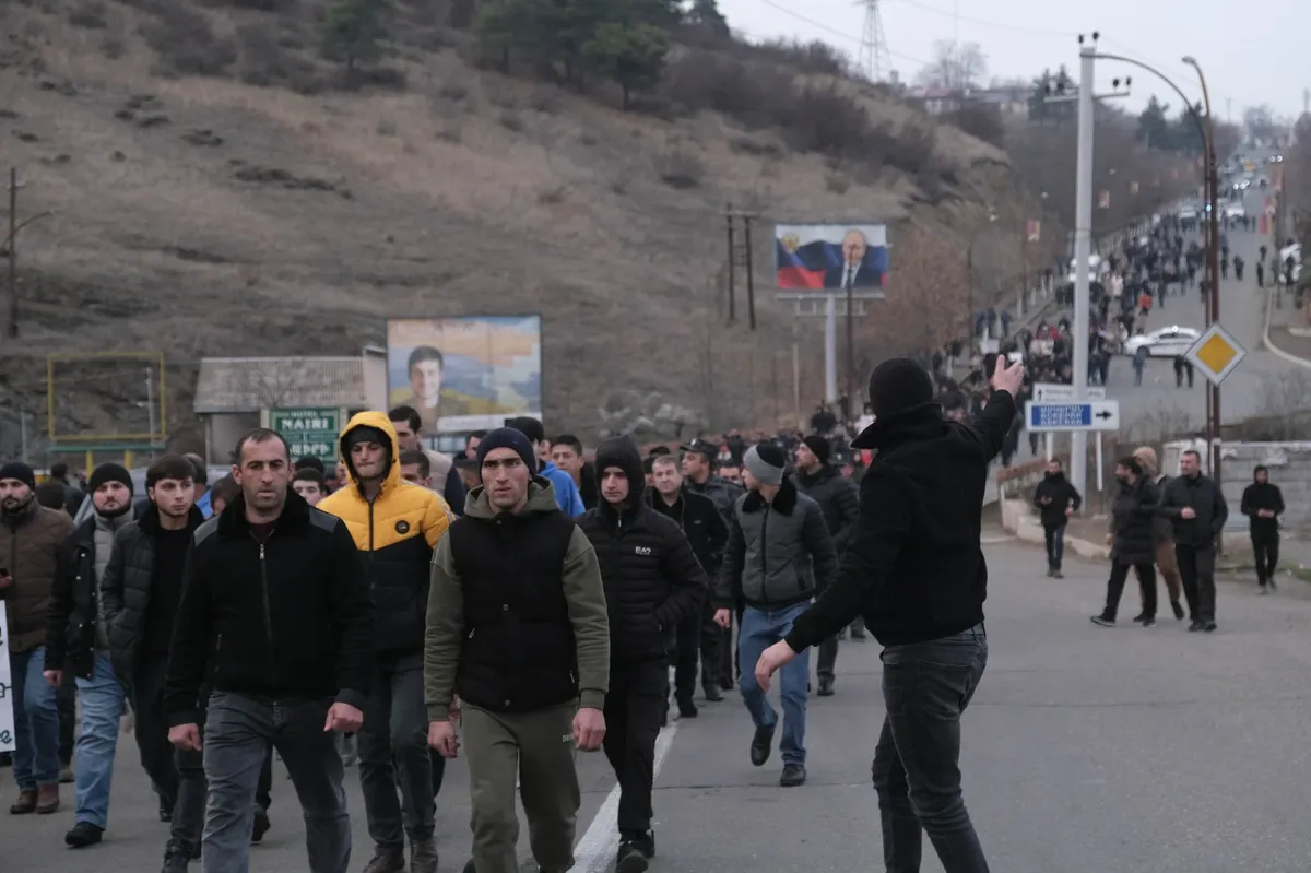 Жители Карабаха, направляющиеся в сторону блокпоста с российскими миротворцами, для очередной попытки переговоров. Степанакерт, декабрь 2022 г. Фото: <a href="https://www.facebook.com/dinjkac/photos" rel="noopener noreferrer" title="https://www.facebook.com/dinjkac/photos">Ani Balayan</a>