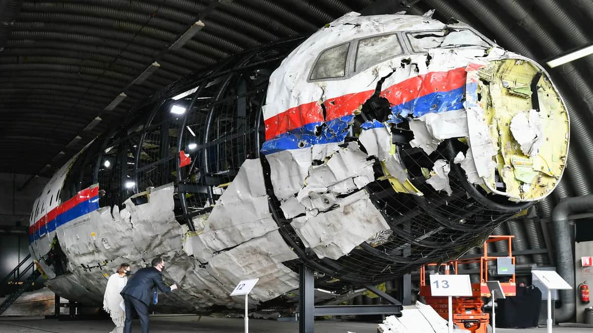 Judges and lawyers inspect the wreckage of Malaysian Airlines Flight MH17. Photo: Piroschka van de Wouw/Getty Images
