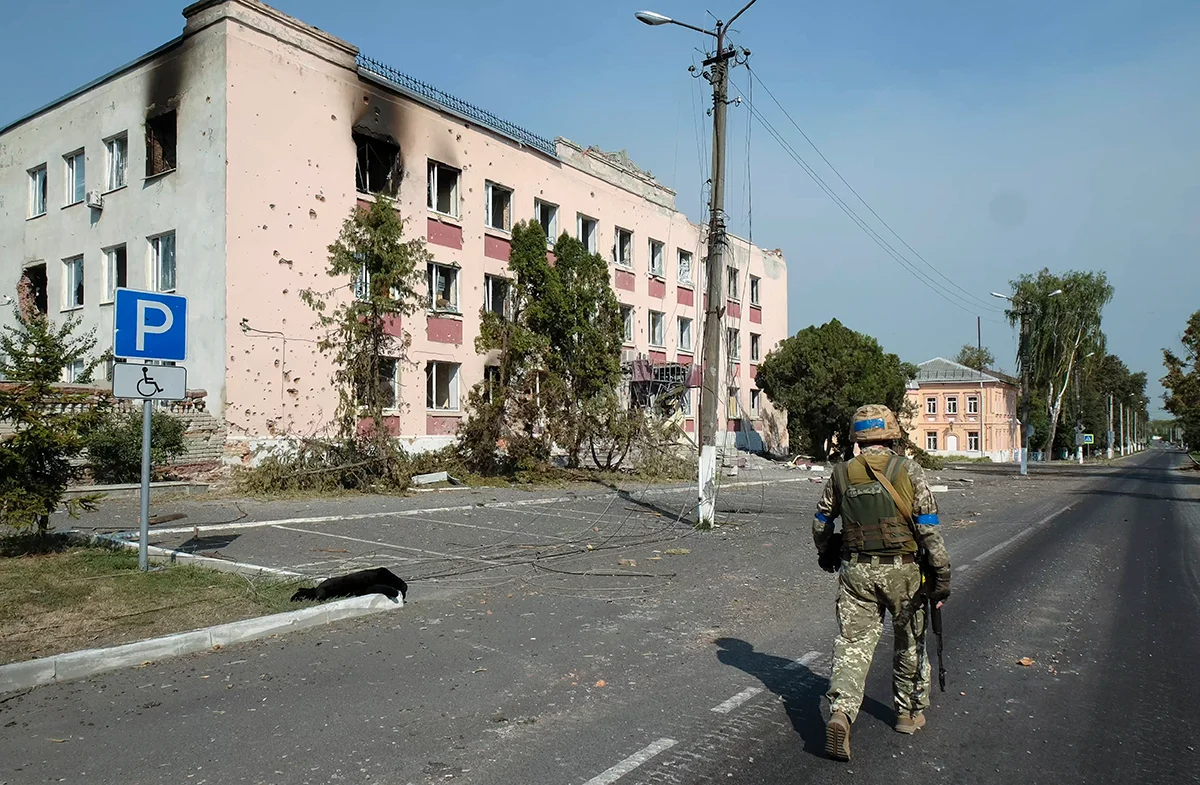 Украинский военнослужащий возле поврежденных зданий в центре города Суджа, Курская область, Россия, 21 августа 2024 года. Фото: EPA-EFE